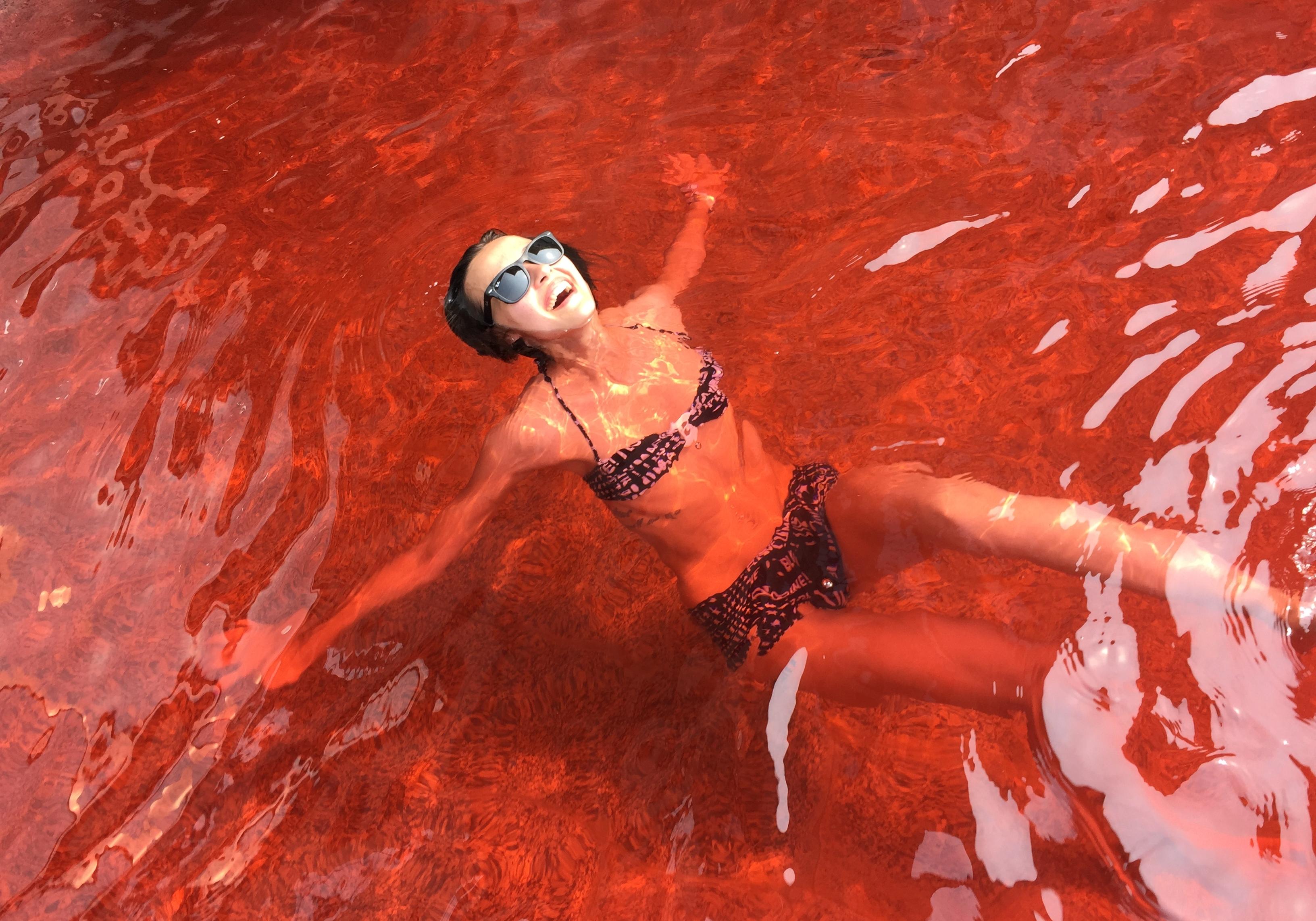 В озеро Минское стекает странная красная вода. Фото: travelingblog.ru