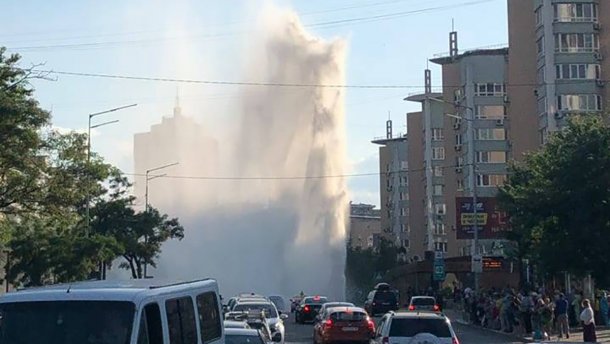 На улице Раисы Окипной из-под земли ударил фонтан из-за прорыва труб / Анастасия Хоменко / "24 канал"
