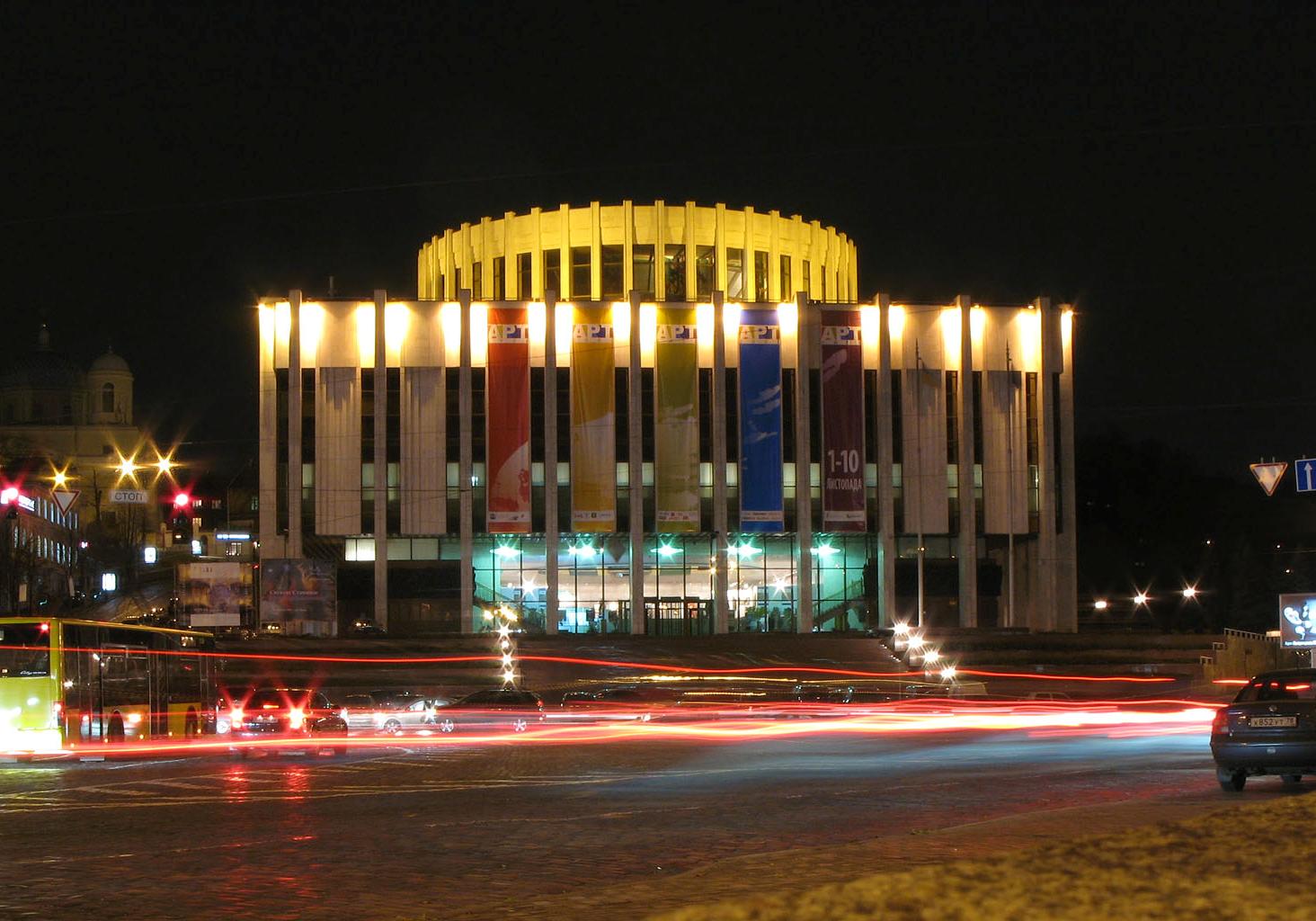 Зеленский собирается переехать в "Украинский дом". Фото: Википедия