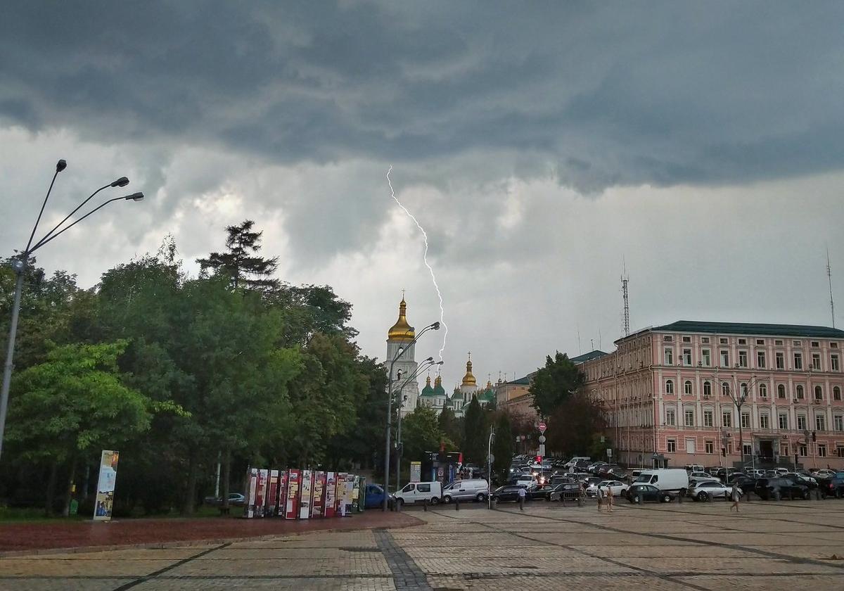 В Киеве ожидается гроза и шквальный ветер. Фото: inforesist.org