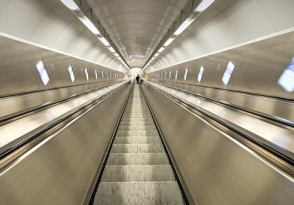 В Киеве в метро на эскалаторе пострадала женщина 