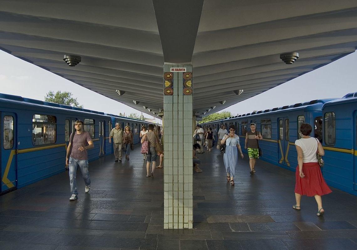 Хулиганы забросали поезд метро камнями. Фото: wikipedia.org