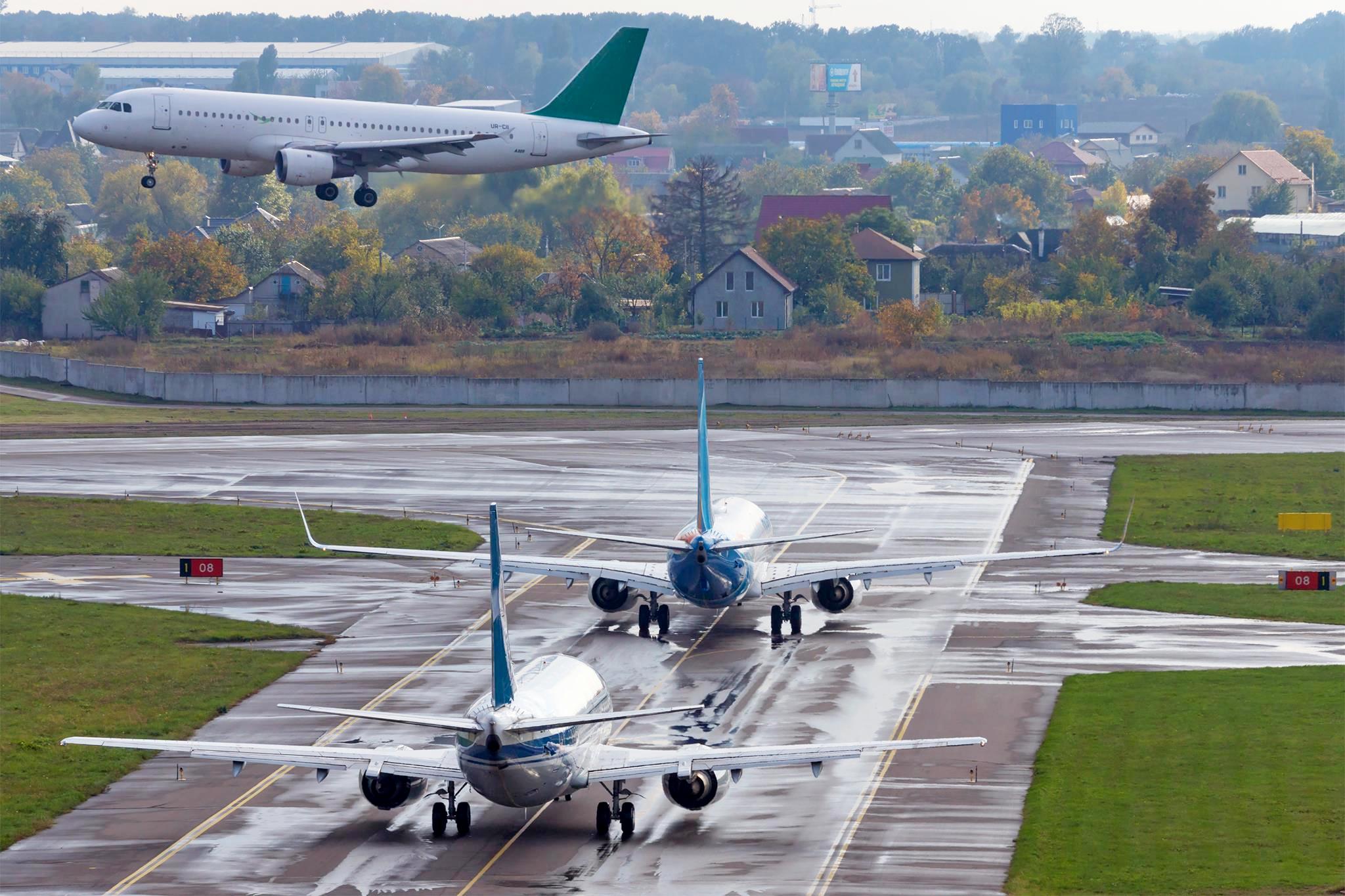 Аэропорт "Жуляны" могут закрыть на 10 дней из-за ремонта взлетной полосы 