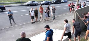 Вырубка деревьев в Протасовом Яру: активисты снесли забор вокруг скандальной стройки