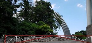 Не проедешь: на подъезде к пешеходно-велосипедному мосту установили шлагбаумы