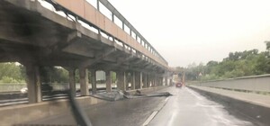 Снесло крышу: в Киеве с моста Метро штормовой ветер сорвал обшивку