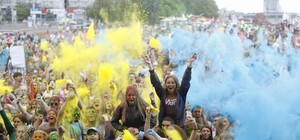 Почти 3000 участников и полтонны красок: в Днепре ко Дню молодежи провели третий Kolir Fest