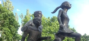 Прогуляйся, полюбуйся: на Русановскую набережную вернули скульптуру 