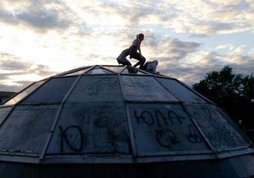 Новость - События - Пьяные подростки устроили танцы на стеклянном куполе станции метро "Дорогожичи"