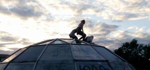 Пьяные подростки устроили танцы на стеклянном куполе станции метро 