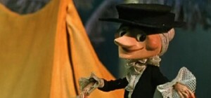 На Березняках женщина украла тротуарную плитку и увезла ее в своем авто