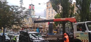Перепаркуйся: в центре Киева начали массово эвакуировать автохамов