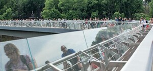 В КГГА объяснили, почему на пешеходно-велосипедном мосту появилась трещина