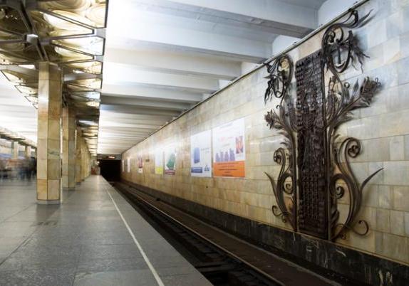 В Киеве женщина, упавшая на рельсы в метро погибла 