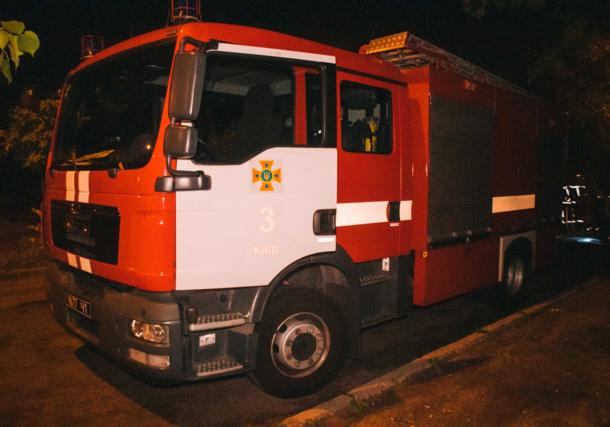 В Киеве неизвестный поджог автомобиль доставки пиццы. Фото "Информатор"