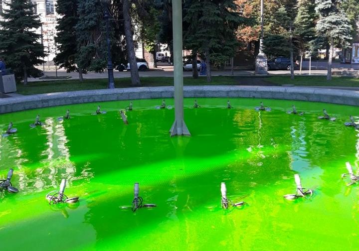 На Майдане снова покрасили воду в фонтанах