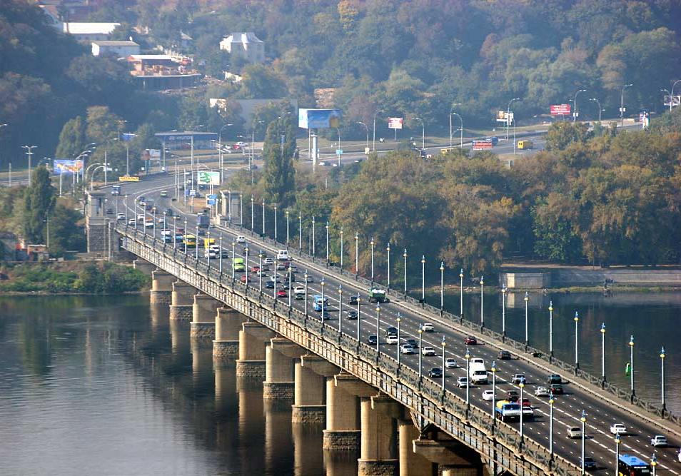 В Киеве ограничат движение по мосту Патона 