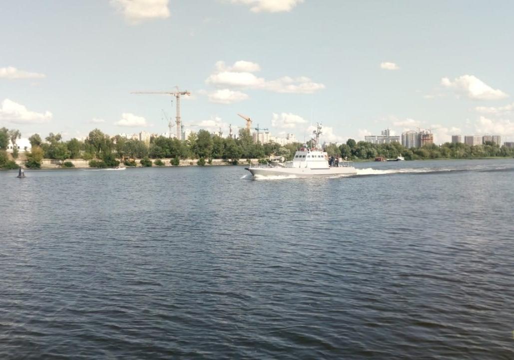 На Днепре заметили военный катер. Фото: mil.in.ua