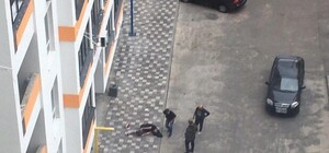 В Вишневом мужчина пытался вылезти из квартиры на пятом этаже с помощью простыней: узнай зачем
