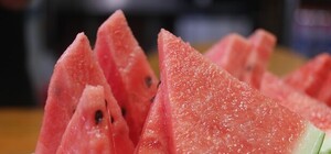 Подожди до августа: в Запорожье арбуз начал шипеть (видео)