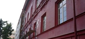 Будет еще ярче: в Киеве красят красный корпус КНУ