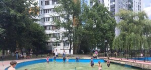 На Теремках обновили фонтан, который не работал несколько лет