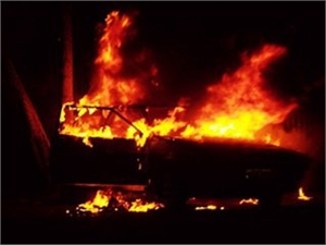 На автостоянке на Троещине сгорели три легковых автомобиля. 
Фото с сайта obozrevatel.com.
