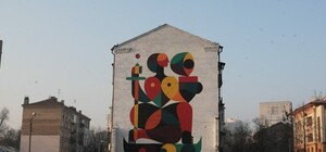 Француз увидел Родину-мать, вдохновился и обрисовал стену столичной хрущевки