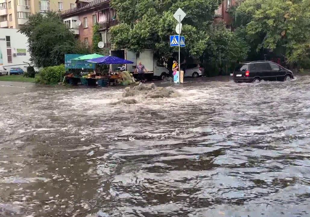 Киев снова затопило после ливня. Кадр из видео