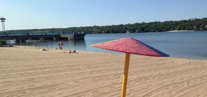 Стало почище: на Центральном пляже чистят песок от мусора