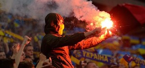 Отметили победу: футбольные фанаты забросали автобус с иностранцами камнями