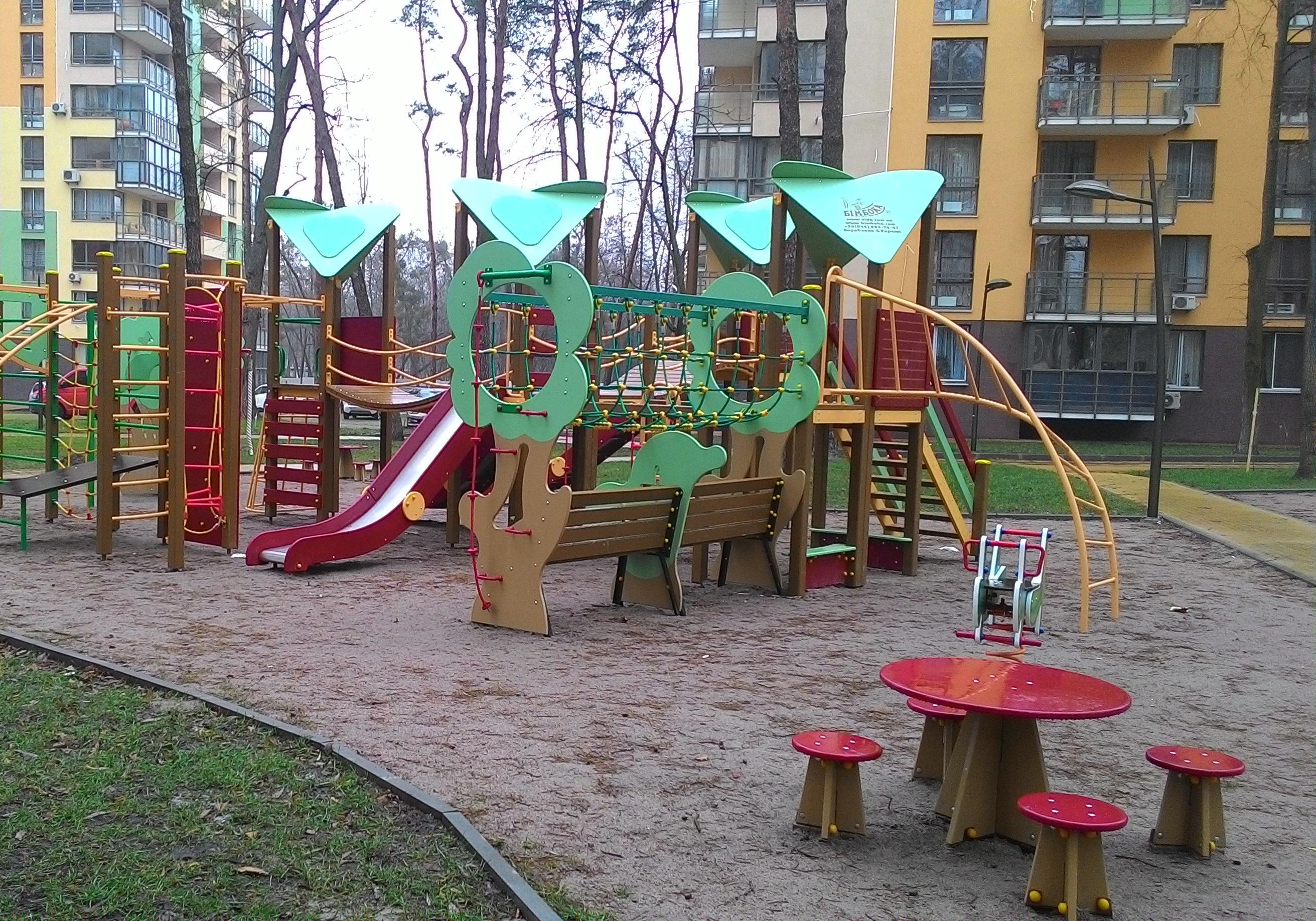 Адреса, где в Киеве отремонтируют детские площадки 