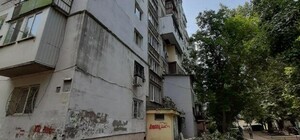 Последствия дождей: в Одессе на дом упал тополь