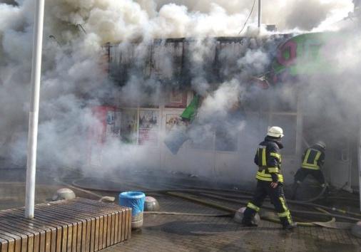 В Киеве горит рынок возле метро "Дарница"