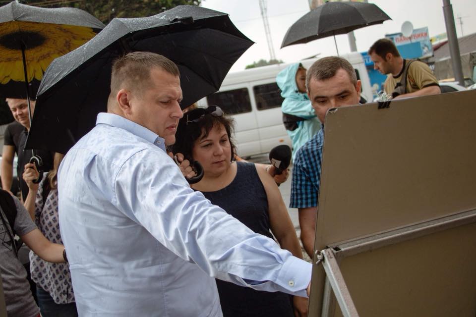 Мэр Днепра шарится по барахолкам / фото со страницы в Fb Borys Filatov