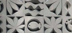 Красота: на проспекте Пушкина преображают разваливающийся барельеф