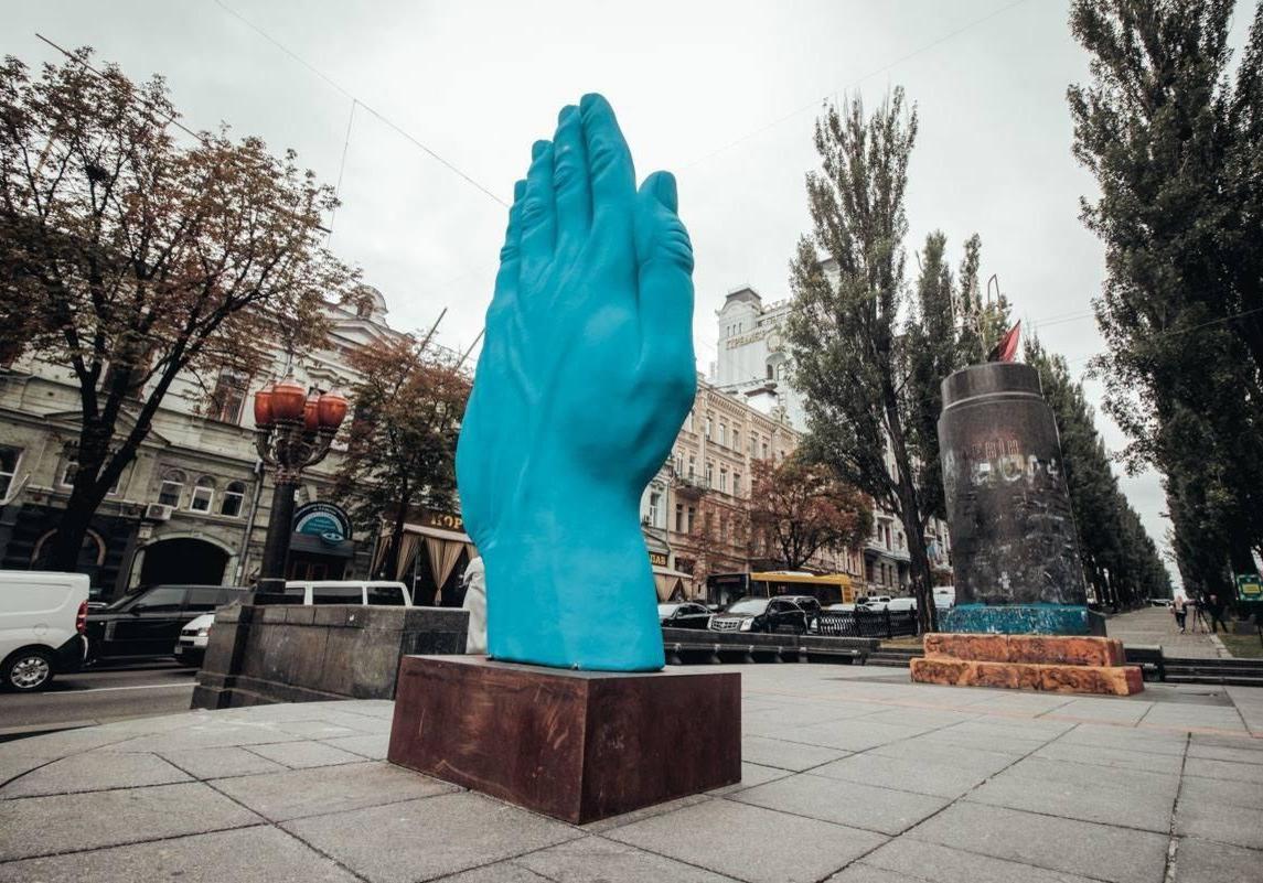 Новость - События - Фотофакт: с бульвара Шевченко убрали огромную синюю руку
