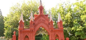 Коммунальщики хотят разобрать известную красную стену вдоль Байкового кладбища