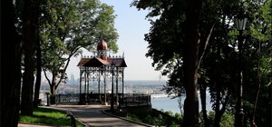 Полюбуйся: на Владимирской горке строят новую лестницу с подсветкой