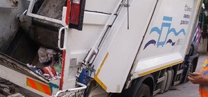 На Победе мусоровоз застрял посреди дороги: под ним провалился асфальт