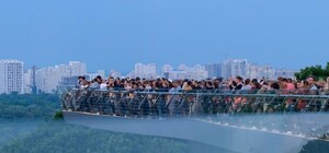 Обещают скоро открыть: на новом пешеходном мосту снова меняют стеклянные панели