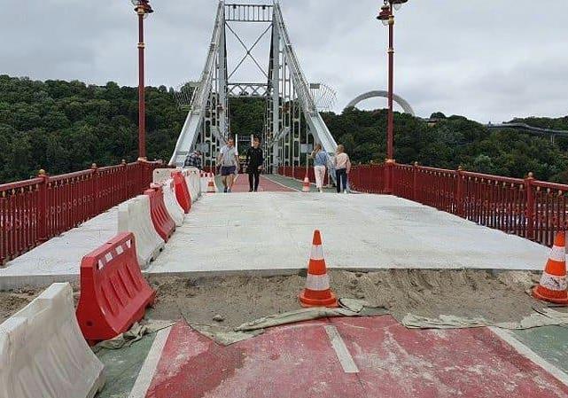 Новость - События - Работа идет: как в Киеве ремонтируют "уставший" пешеходный мост на Труханов
