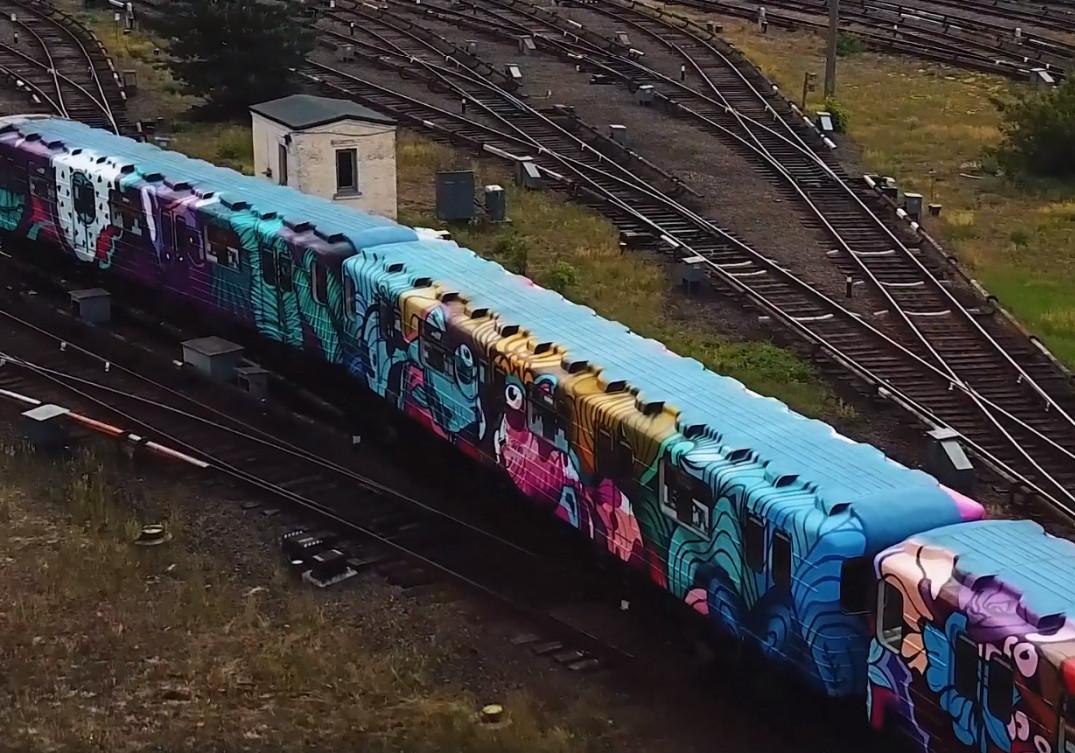 На Академгородке вандалы разрисовали поезд метро. Кадр из видео Paint Hunters