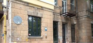 Ну что за люди: на Соборной площади изуродовали историческое здание