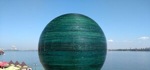 Не надо так: днепряне уродуют шар желаний на Фестивальном причале