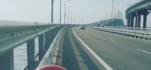 Фотофакт: молодоженам выставят штраф за романтику на Крымском мосту