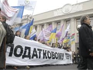 Участники акции протеста против Налогового кодекса оставались на Майдане Независимости до утра.

Фото с сайта kp.ua