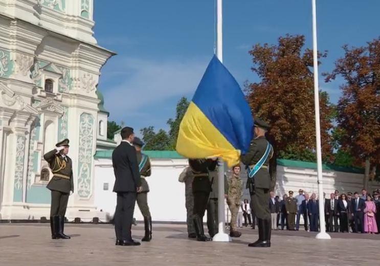 Новость - События - В Киеве на Софийской площади торжественно подняли сине-желтый флаг: как это было