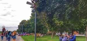 Ура: уродливые круги от пуфиков на набережной заставили убрать