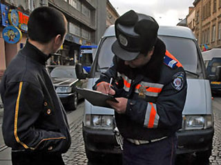 Гаишники в понедельник и штрафов целый вагон выписали, и угнанные авто нашли.

Фото с сайта rus.newsru.ua